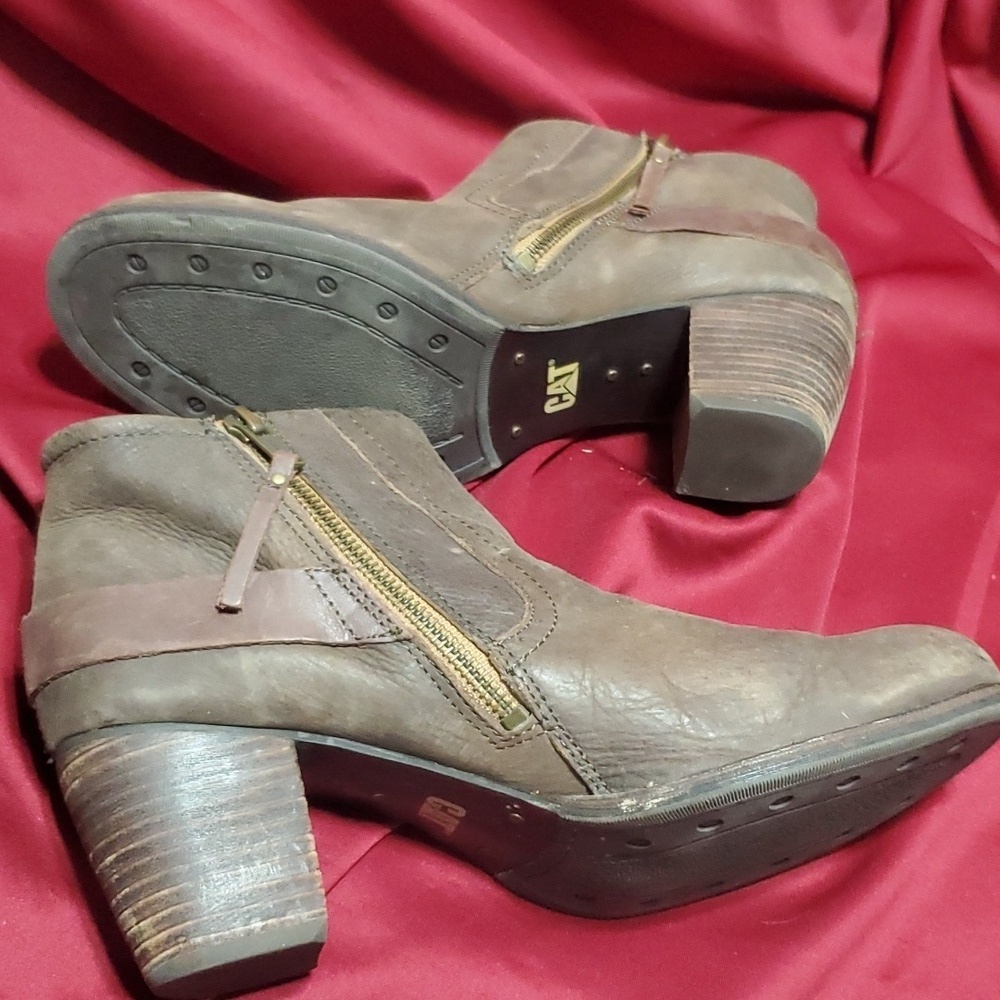 Caterpillar taupe brown heeled ankle boots with buckle detail - Picture 2 of 7